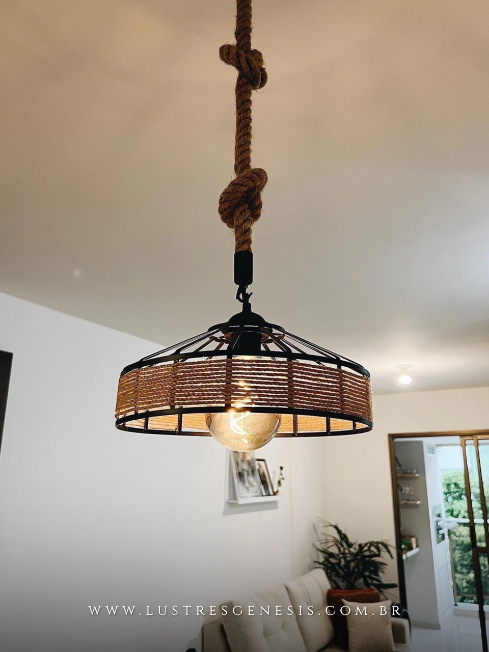 Pendente moderno Trapiche preto com detalhes em corda sisal para balc&atilde;o de cozinha e &aacute;rea gourmet